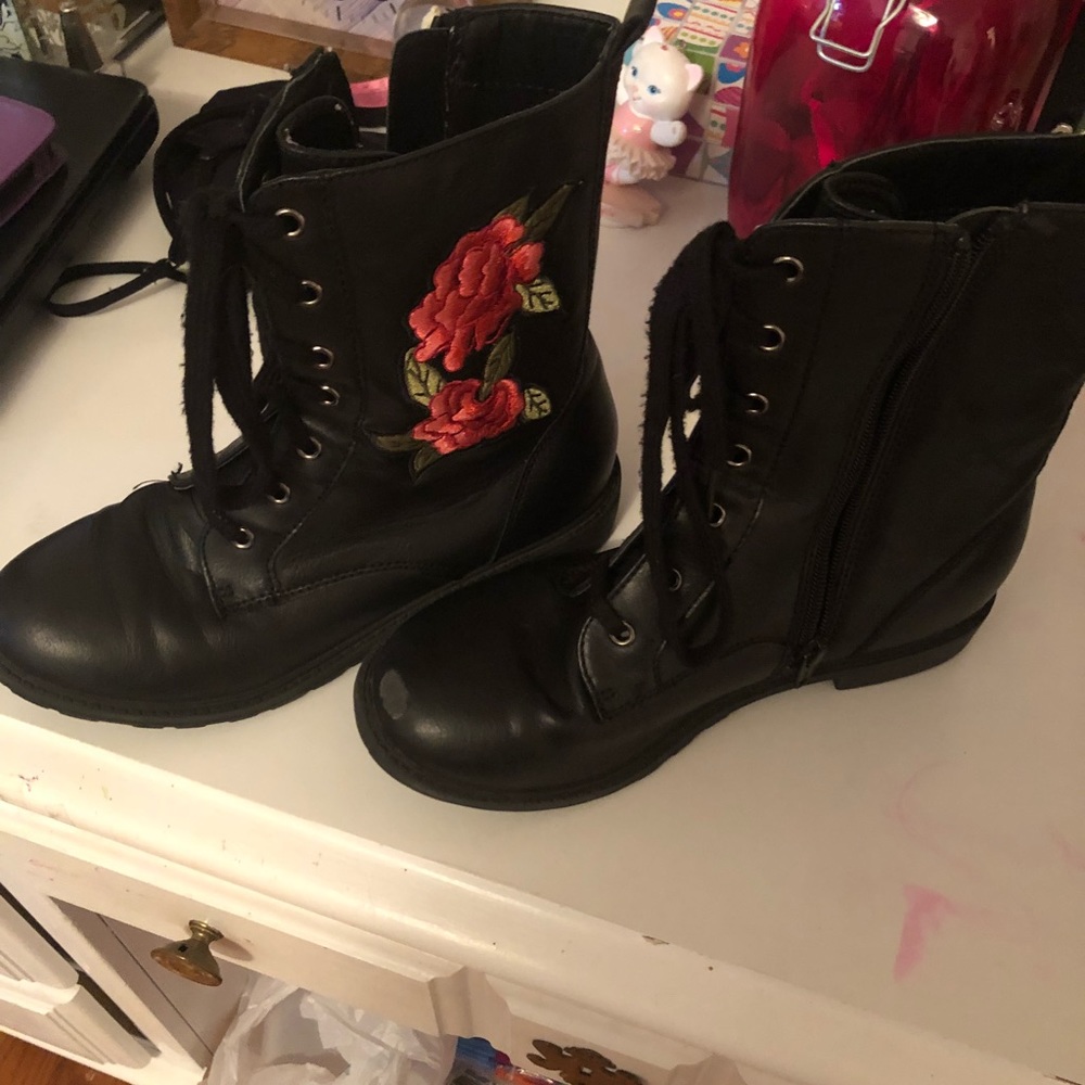 It’s size 4 zip up boots